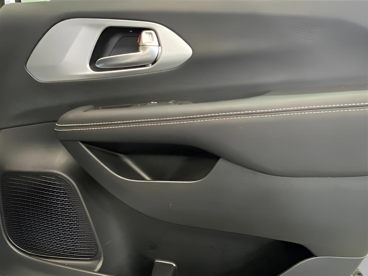 Chrysler Pacifica Touring 2023
