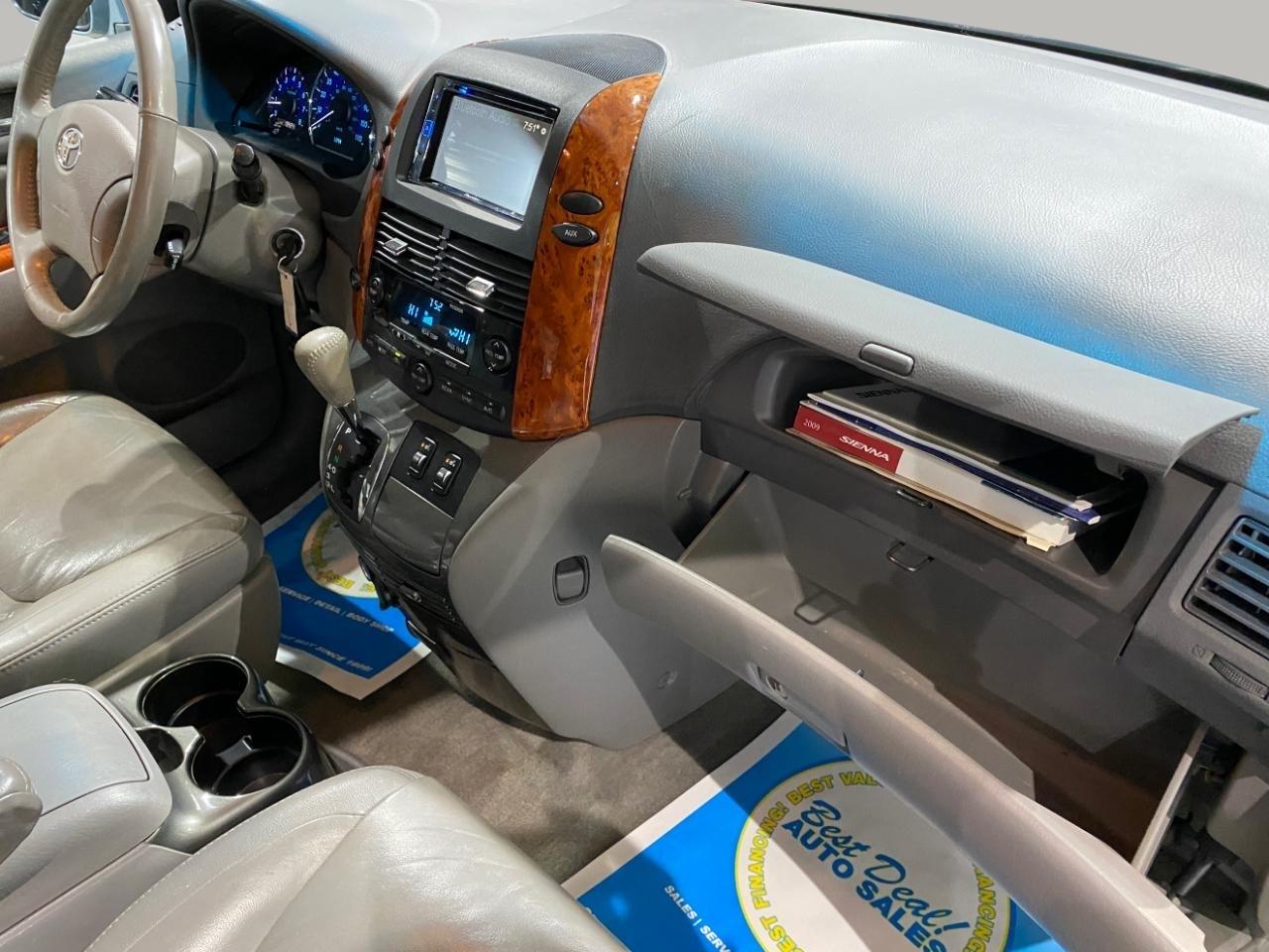 Toyota Sienna XLE FWD 2009
