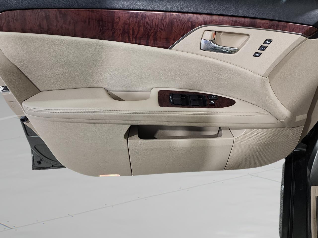 Toyota Avalon  2011