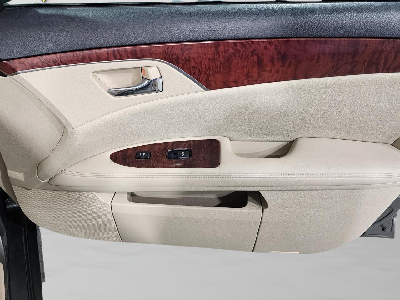 Toyota Avalon  2011
