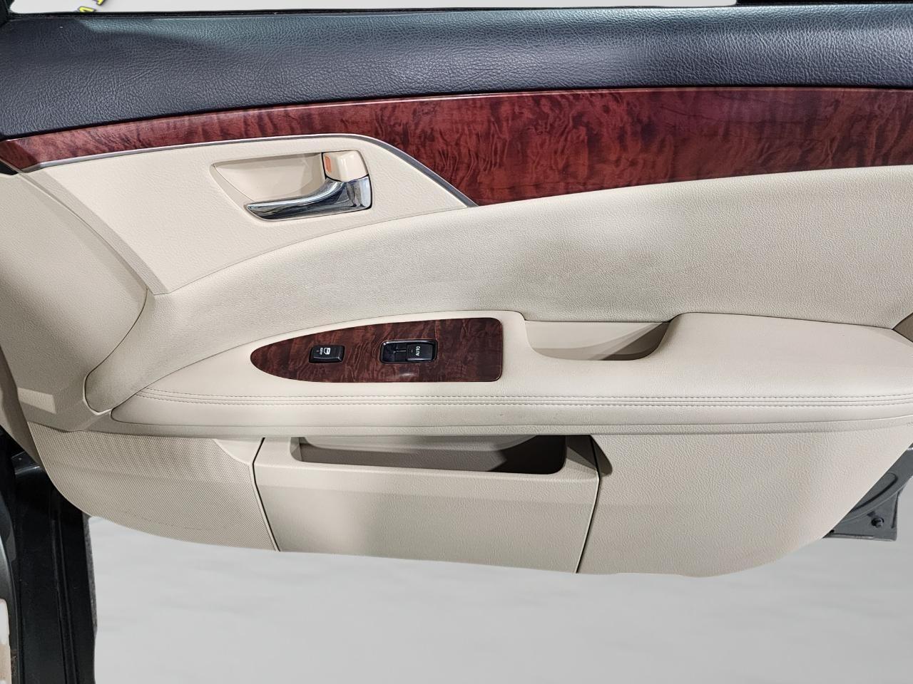 Toyota Avalon  2011
