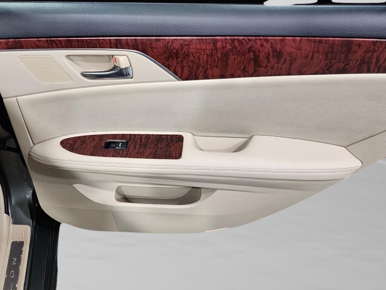Toyota Avalon  2011