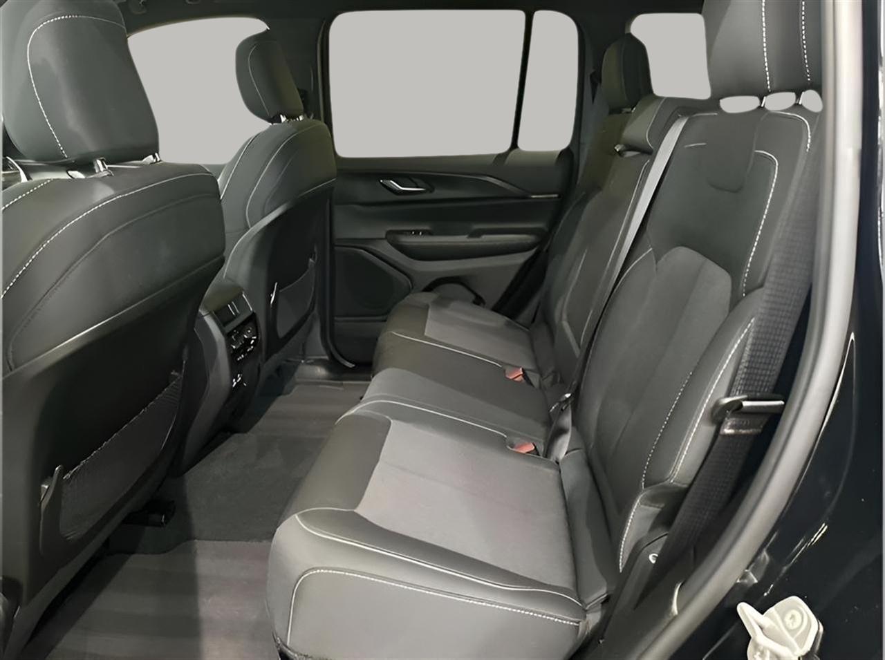 Jeep Grand Cherokee Laredo 4WD 2024
