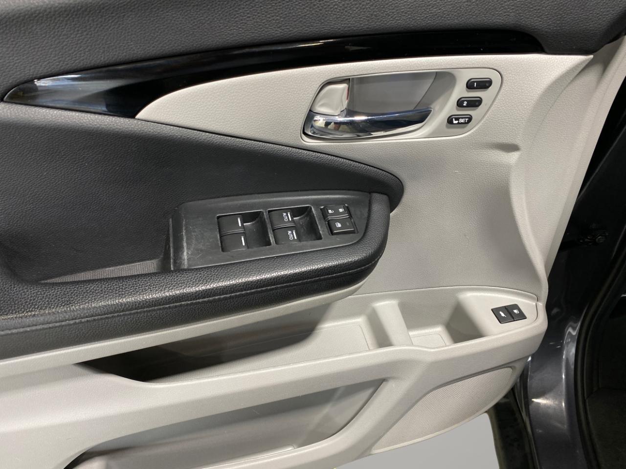 Honda Pilot Touring AWD w/Rear Captains Chairs 2021