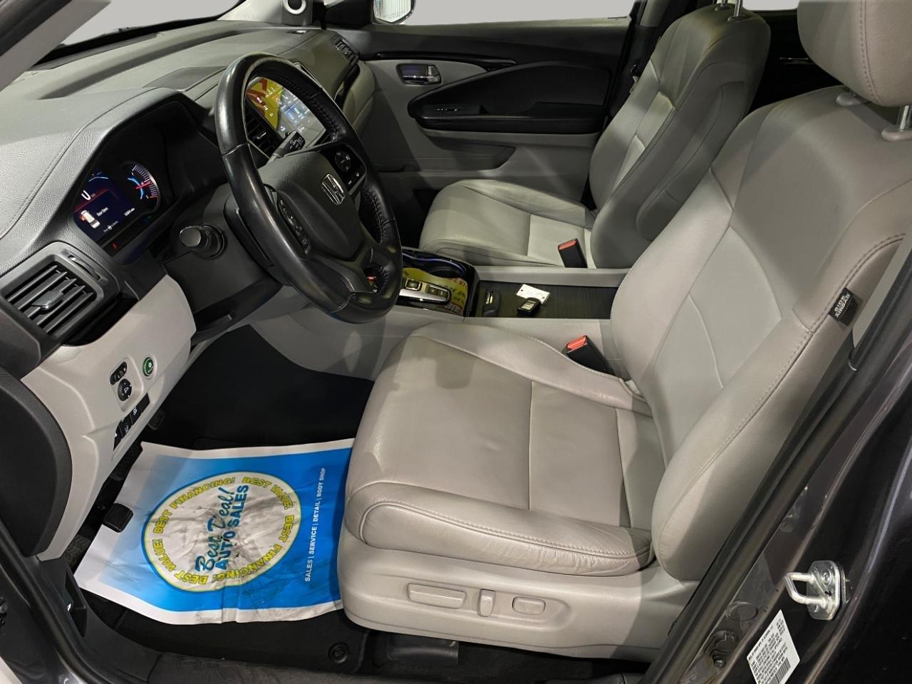 Honda Pilot Touring AWD w/Rear Captains Chairs 2021