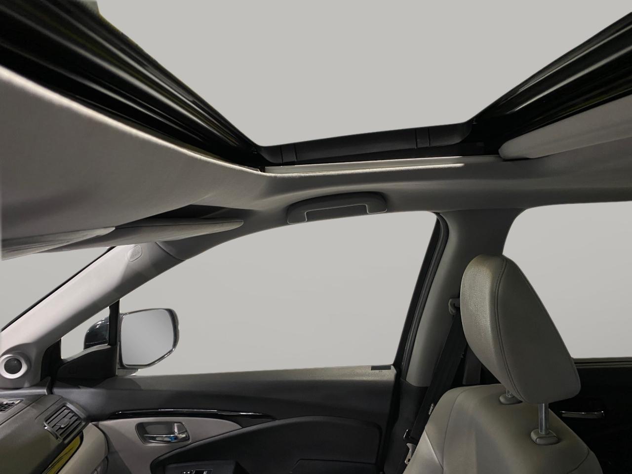 Honda Pilot Touring AWD w/Rear Captains Chairs 2021