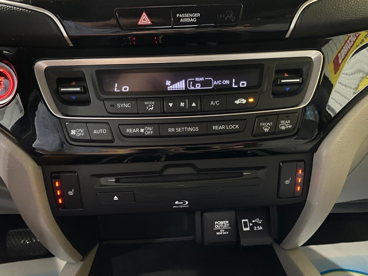 Honda Pilot Touring AWD w/Rear Captains Chairs 2021