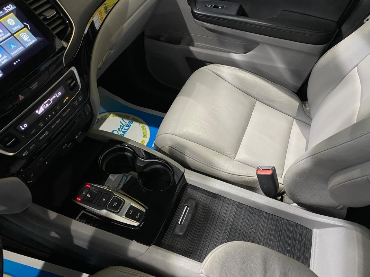 Honda Pilot Touring AWD w/Rear Captains Chairs 2021