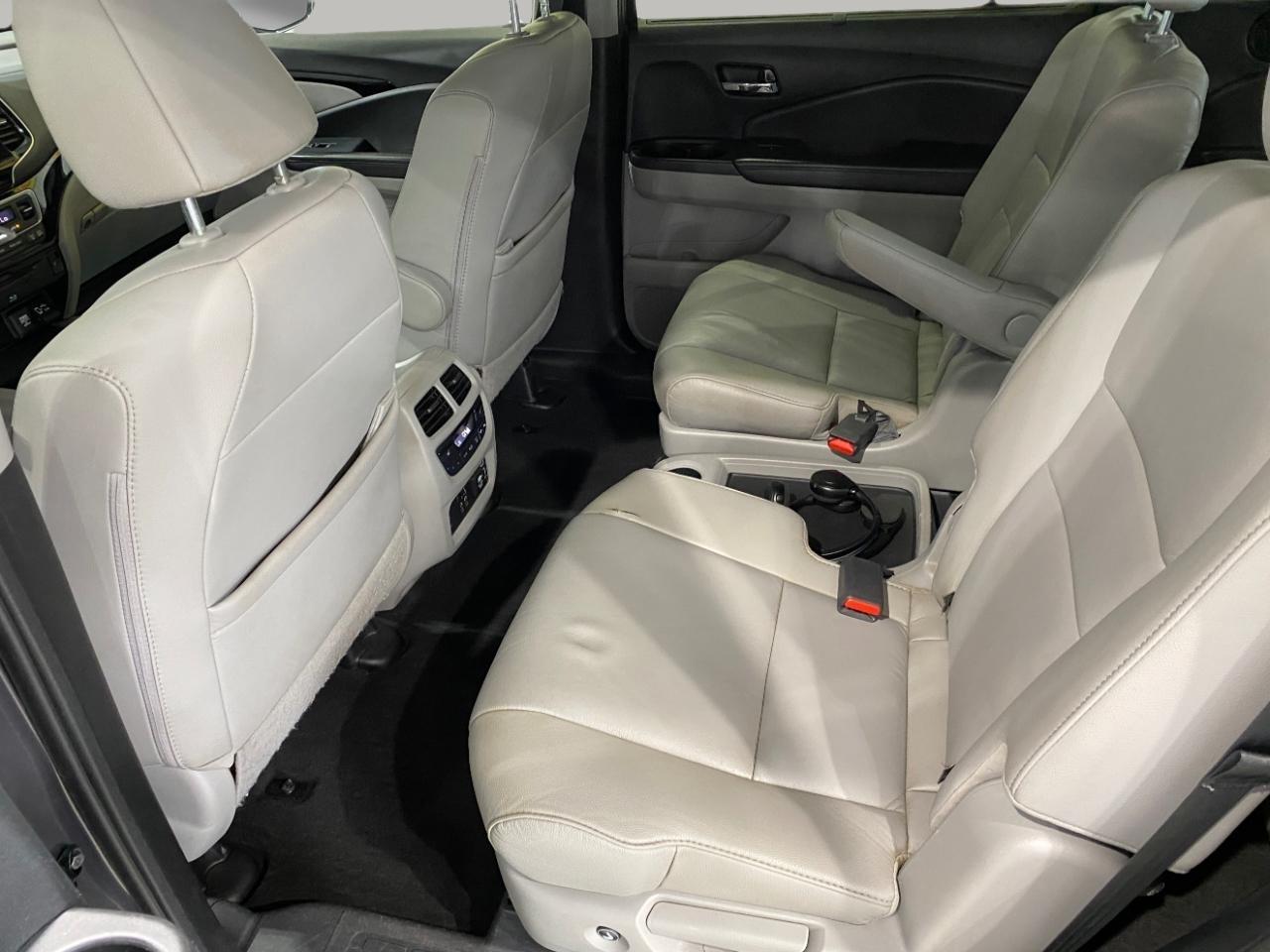 Honda Pilot Touring AWD w/Rear Captains Chairs 2021