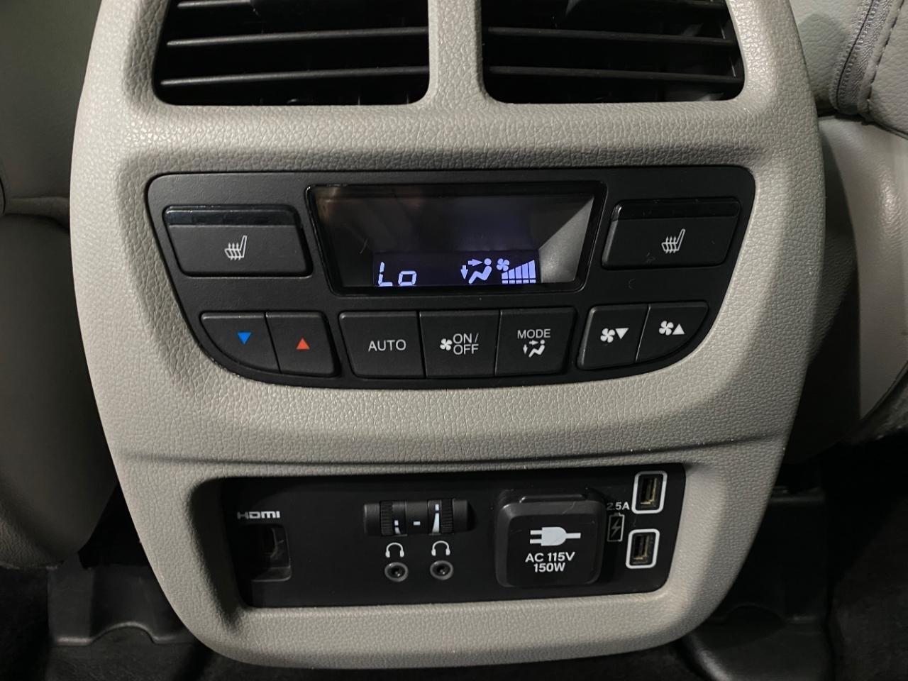 Honda Pilot Touring AWD w/Rear Captains Chairs 2021