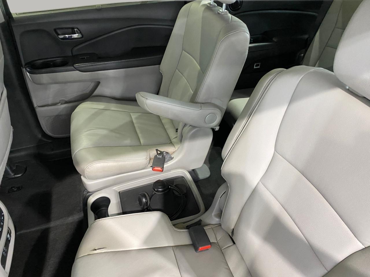 Honda Pilot Touring AWD w/Rear Captains Chairs 2021