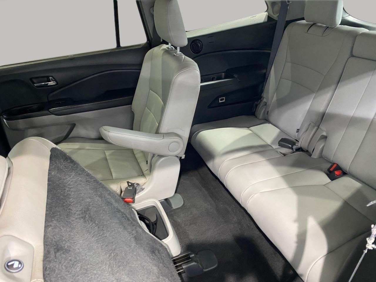 Honda Pilot Touring AWD w/Rear Captains Chairs 2021