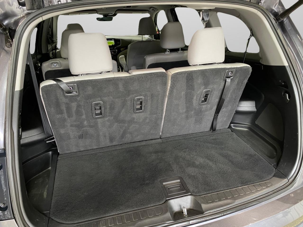 Honda Pilot Touring AWD w/Rear Captains Chairs 2021