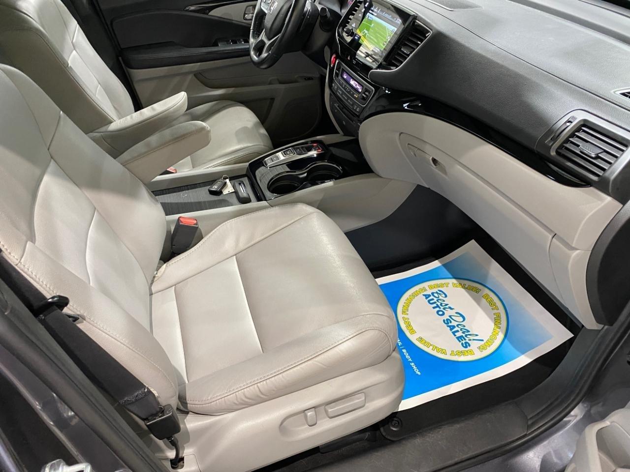 Honda Pilot Touring AWD w/Rear Captains Chairs 2021
