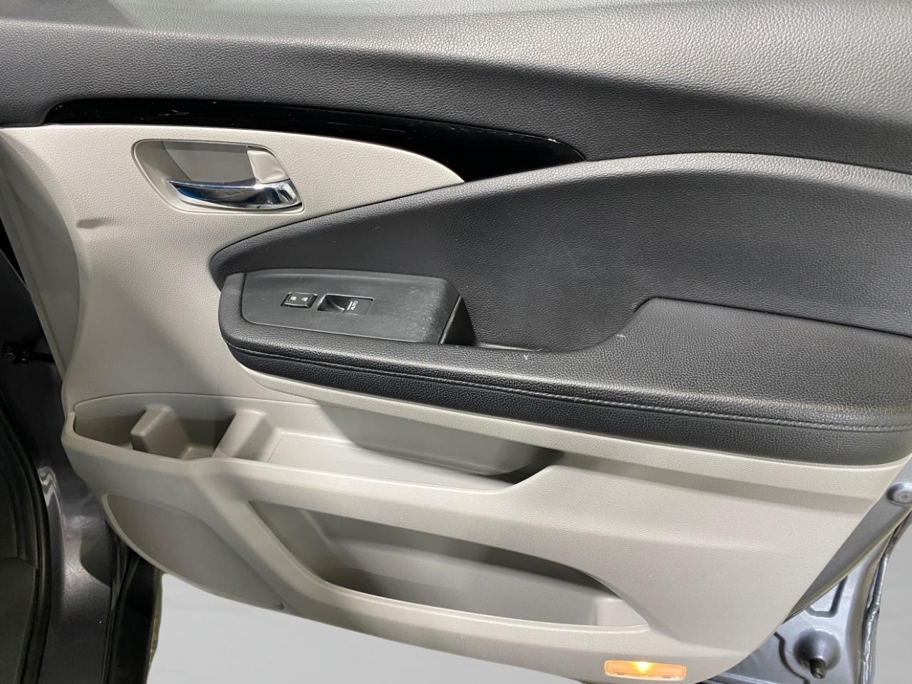 Honda Pilot Touring AWD w/Rear Captains Chairs 2021