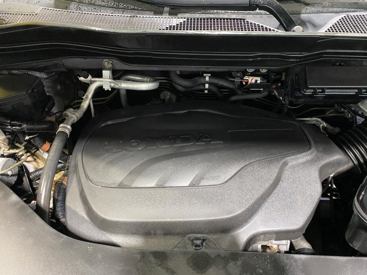 Honda Pilot Touring AWD w/Rear Captains Chairs 2021