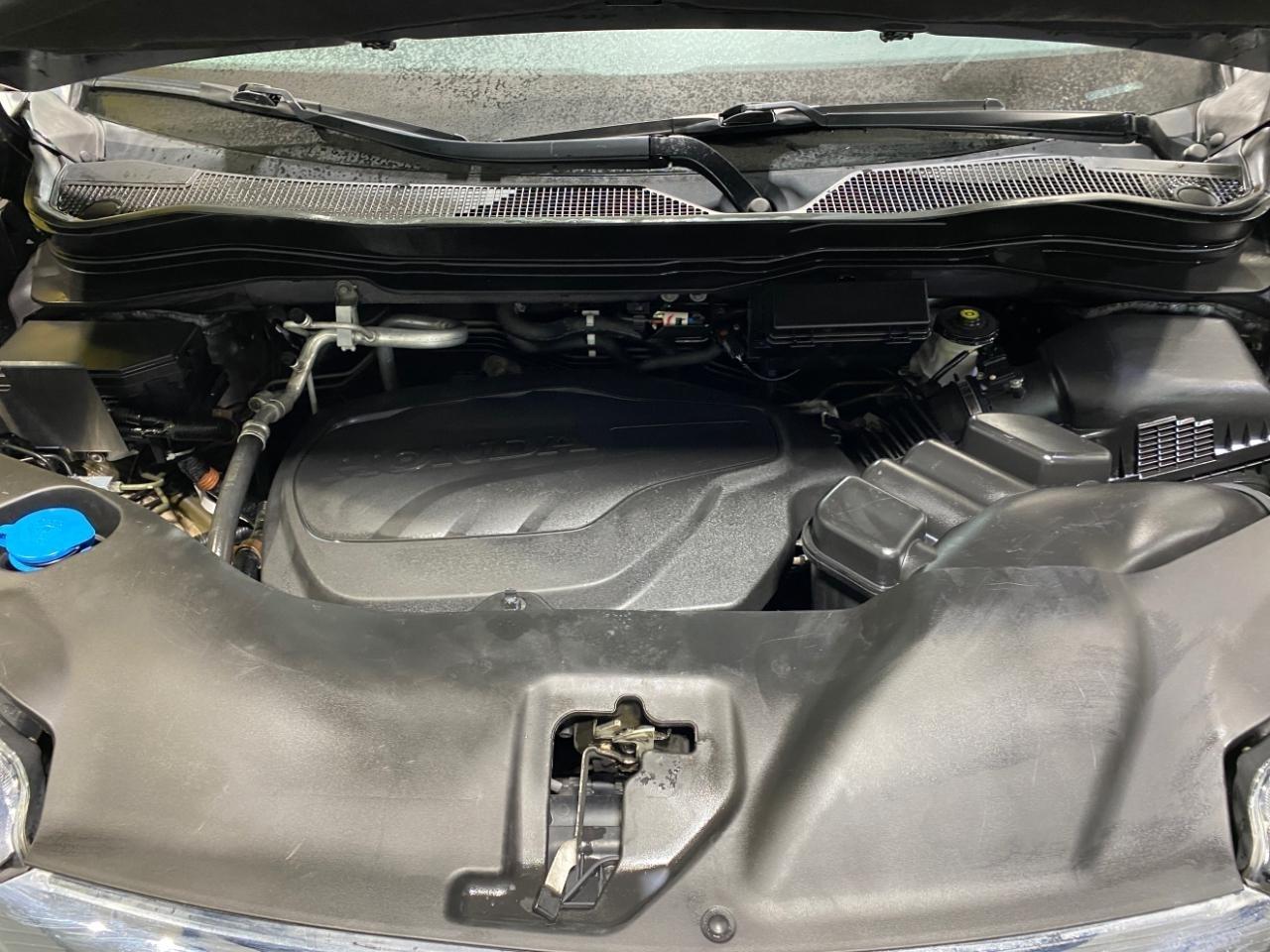 Honda Pilot Touring AWD w/Rear Captains Chairs 2021