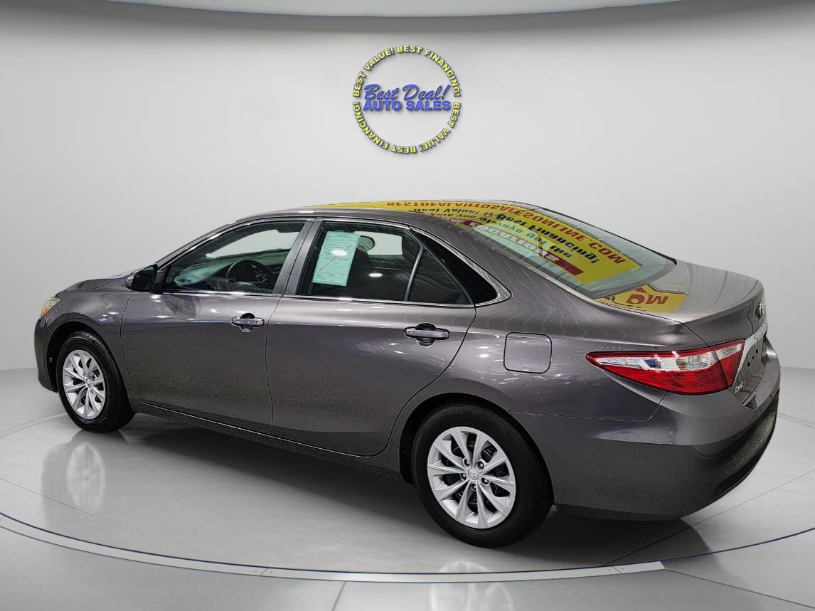 2017 Toyota Camry LE photo 2