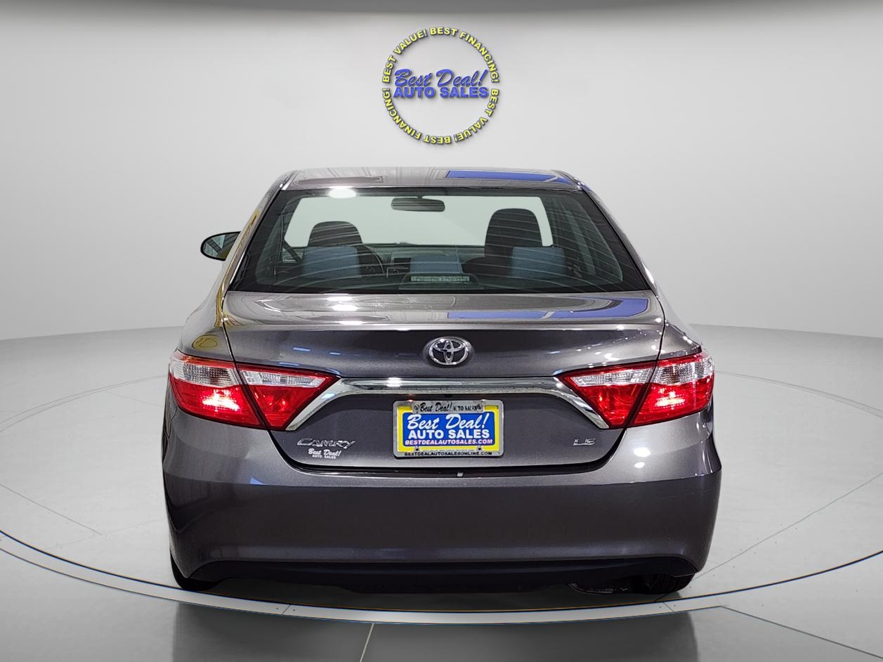 2017 Toyota Camry LE photo 3