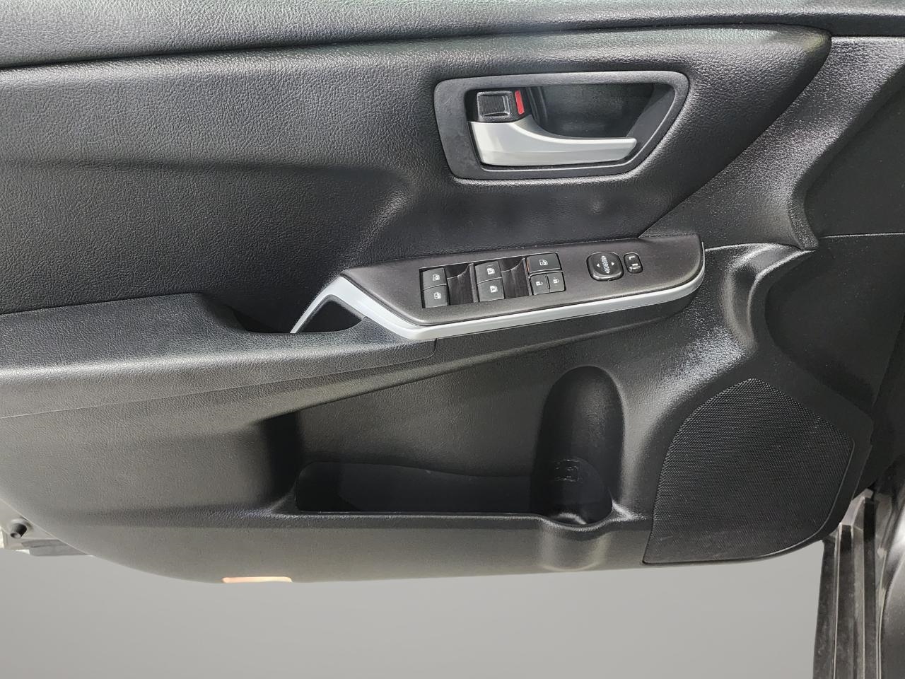 2017 Toyota Camry LE photo 8