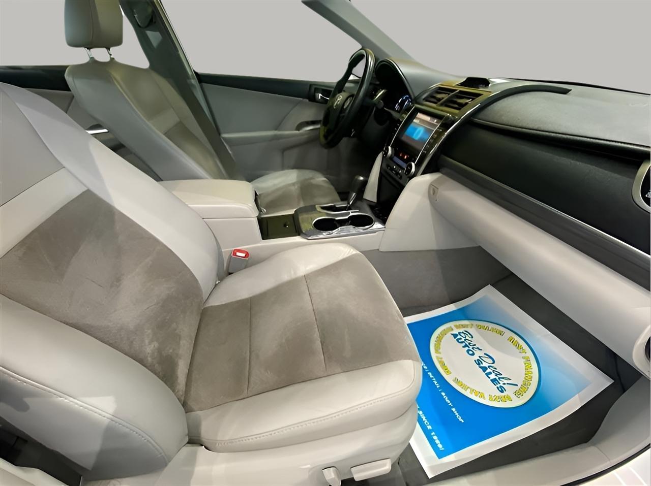 Toyota Camry Hybrid XLE 2012