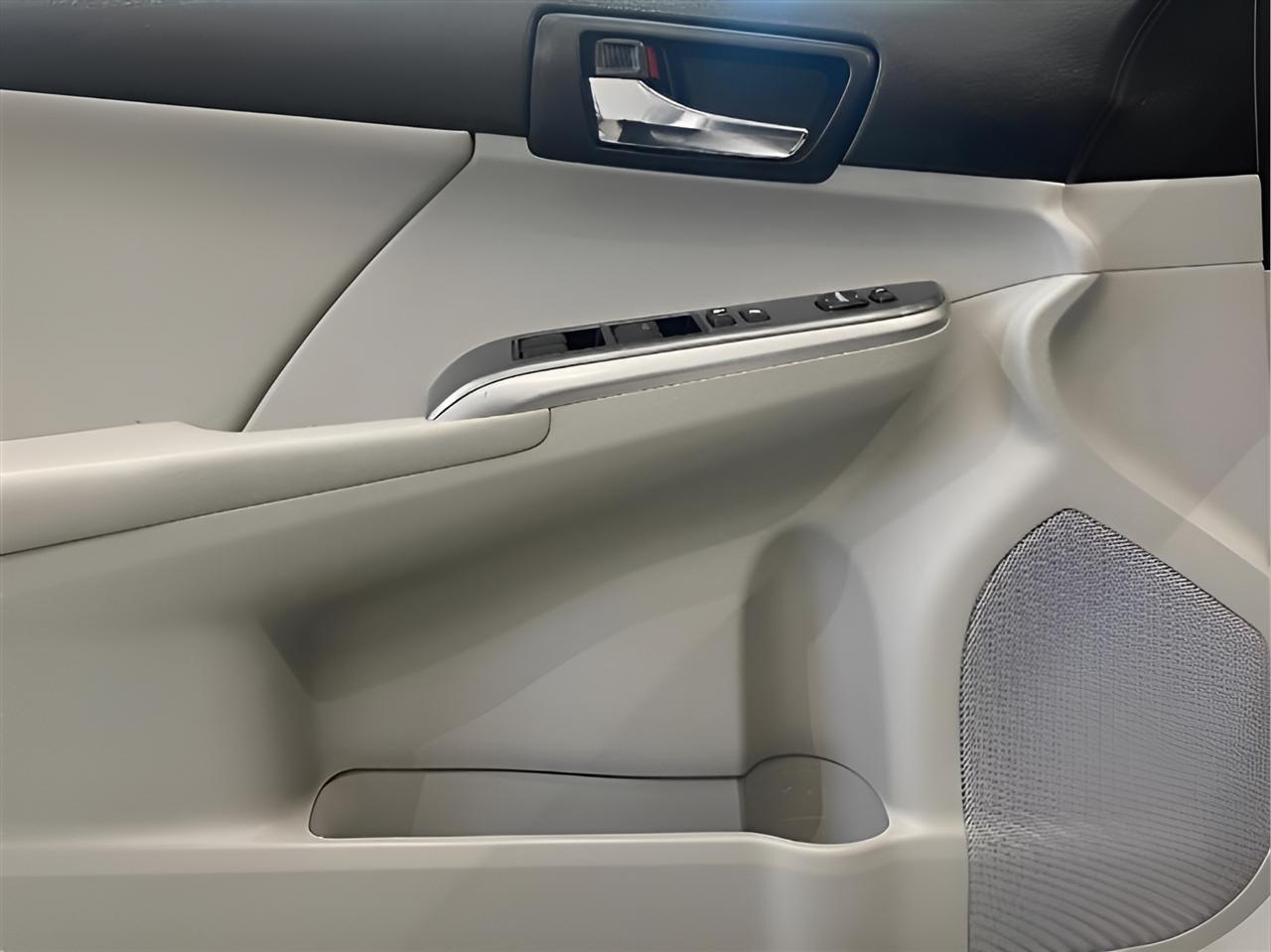 Toyota Camry Hybrid XLE 2012