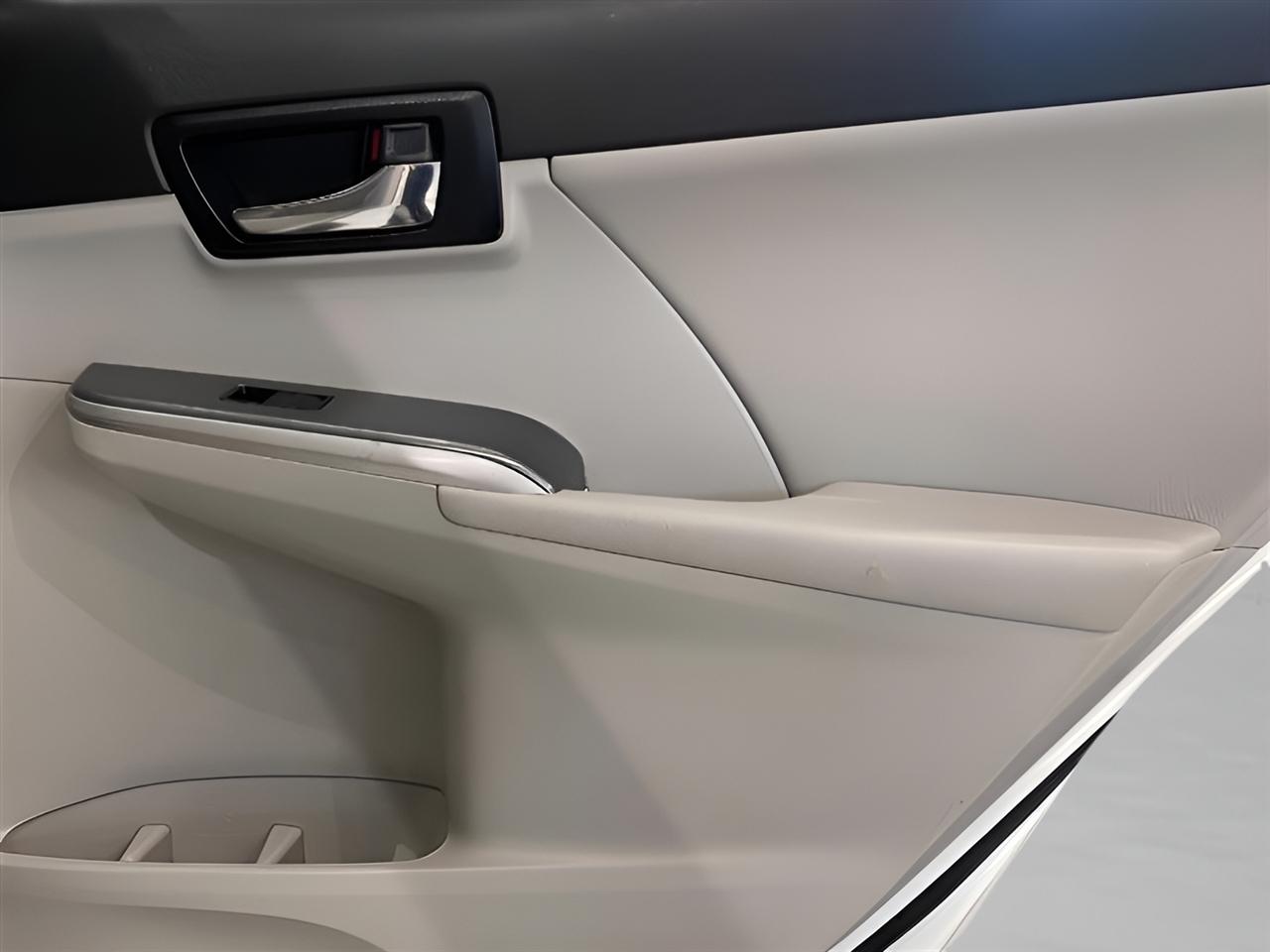 Toyota Camry Hybrid XLE 2012