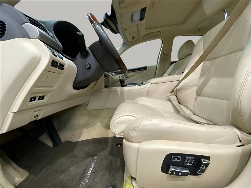 Lexus LS 460 Luxury Sedan AWD 2013