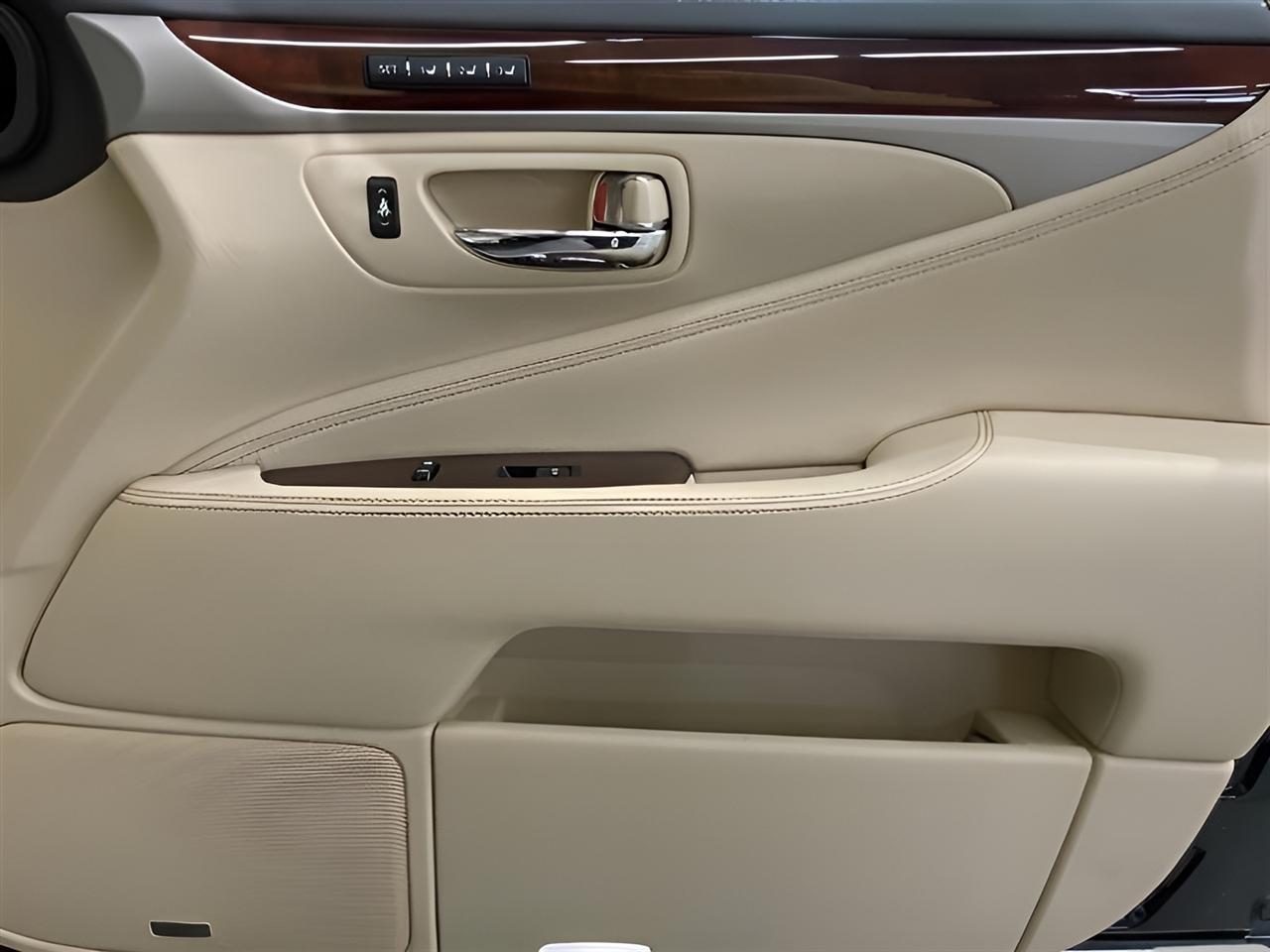 Lexus LS 460 Luxury Sedan AWD 2013