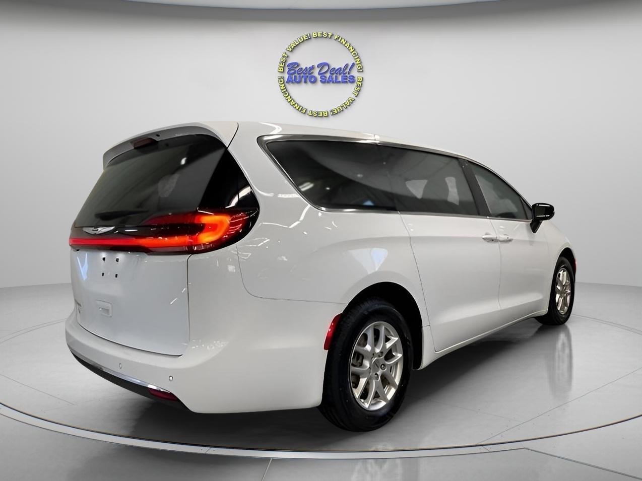 Chrysler Pacifica Touring 2023