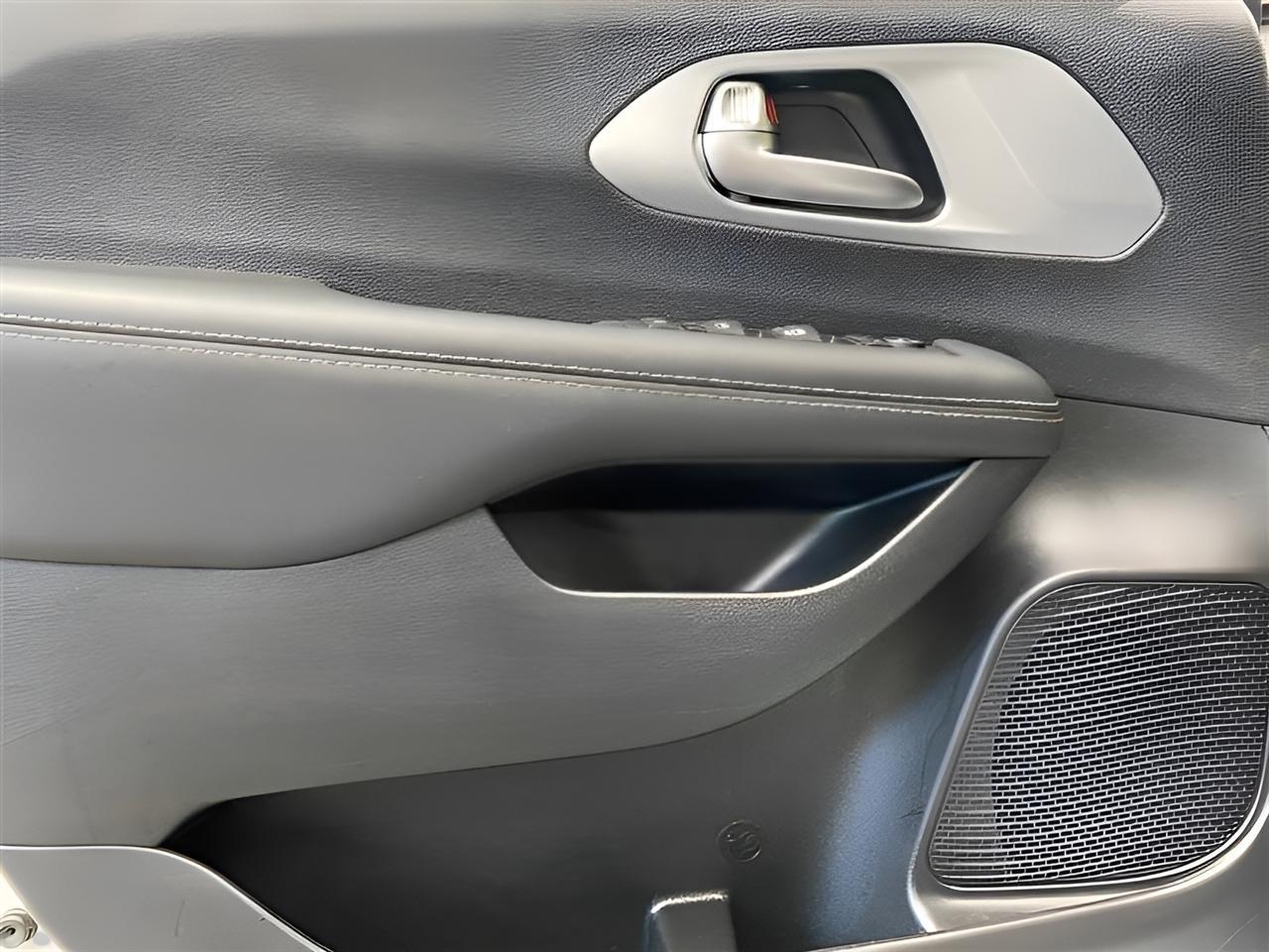 Chrysler Pacifica Touring 2023
