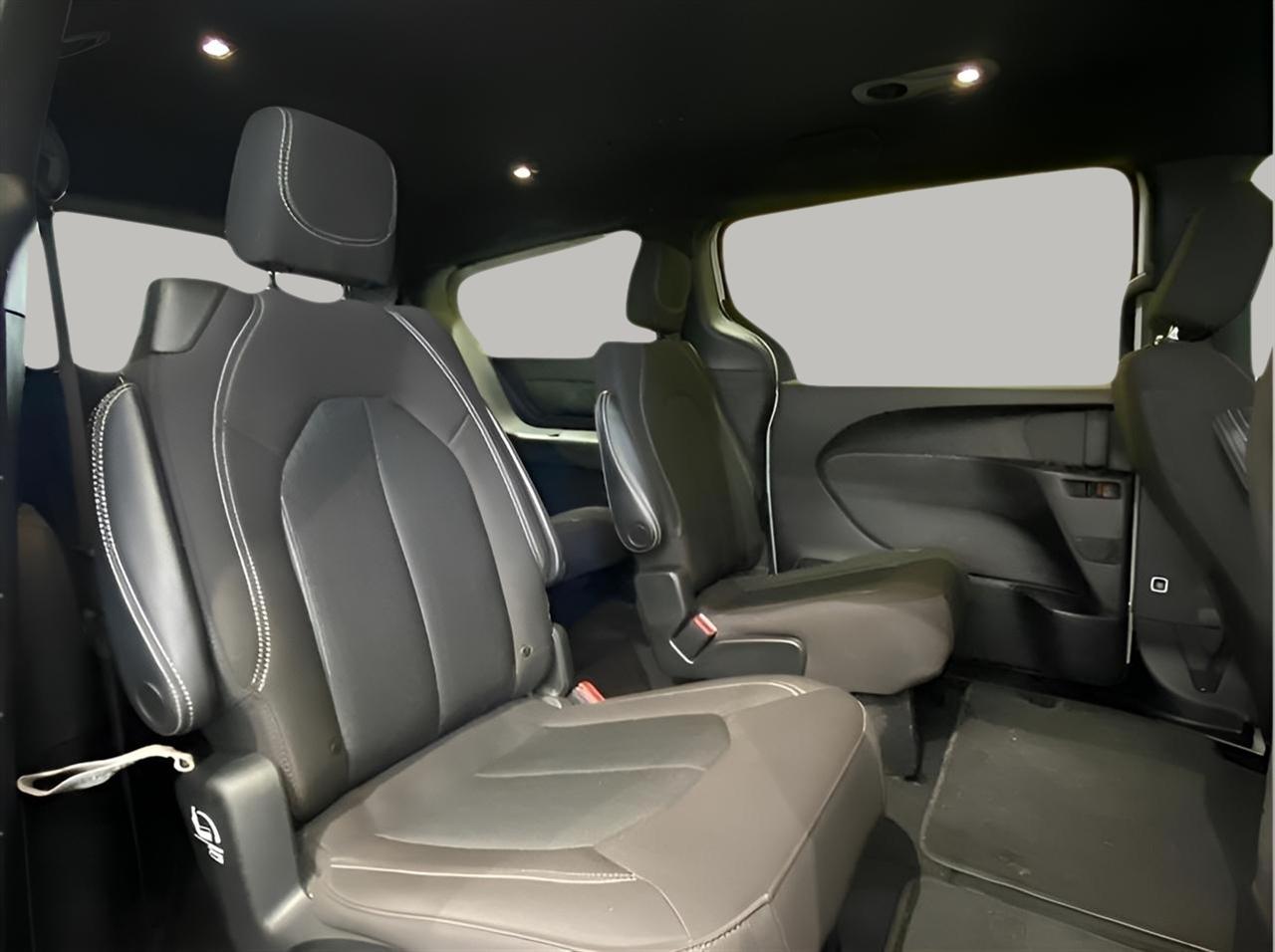 Chrysler Pacifica Touring 2023