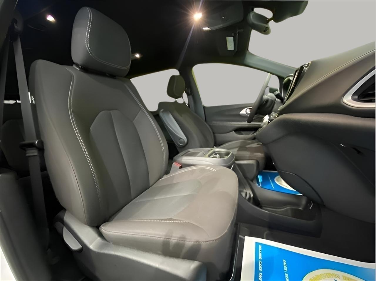 Chrysler Pacifica Touring 2023