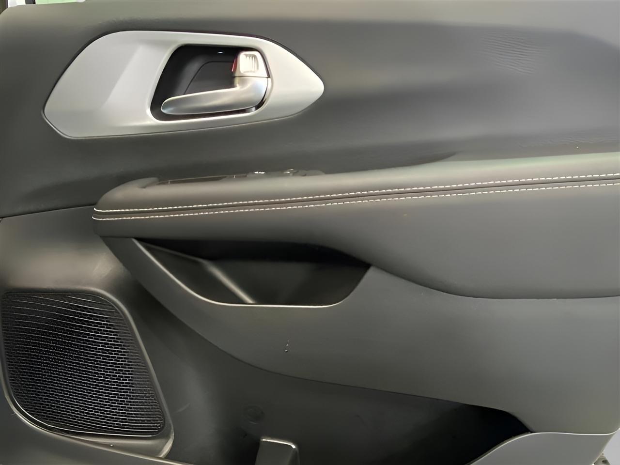 Chrysler Pacifica Touring 2023