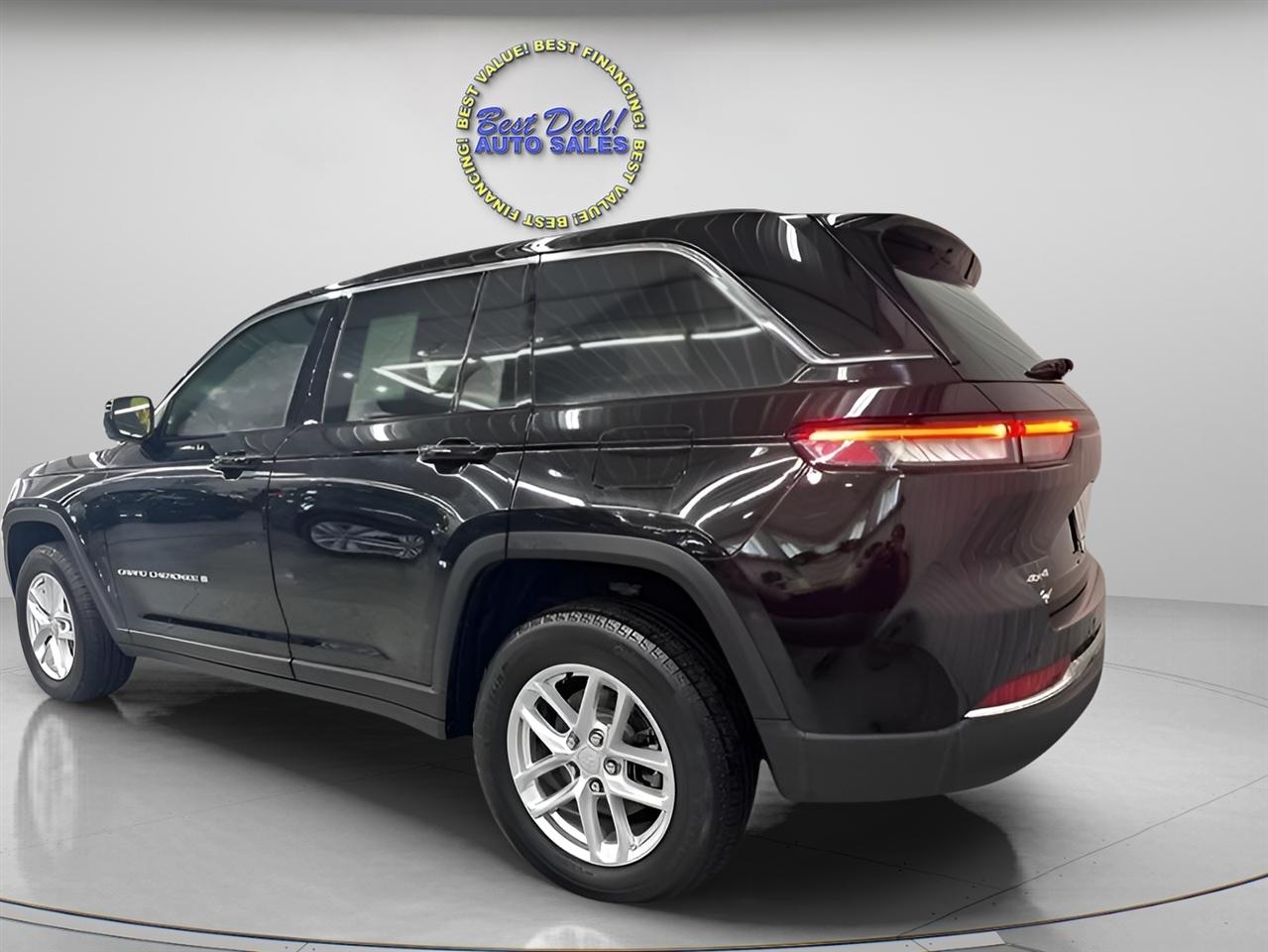 Jeep Grand Cherokee Laredo 4WD 2024