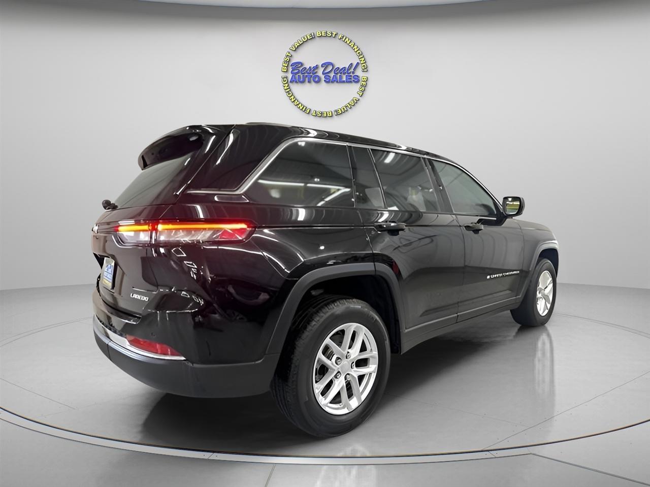 Jeep Grand Cherokee Laredo 4WD 2024