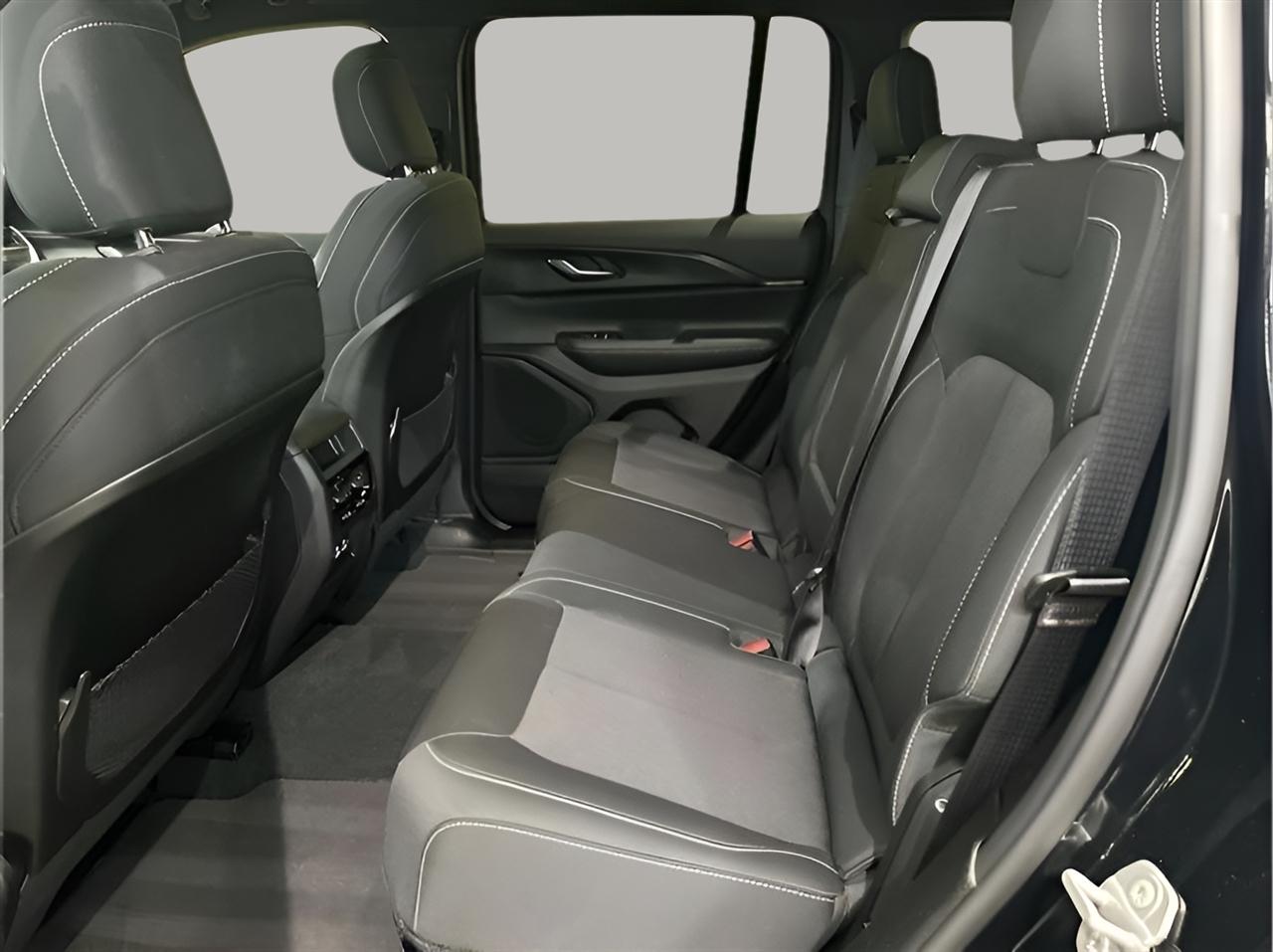Jeep Grand Cherokee Laredo 4WD 2024