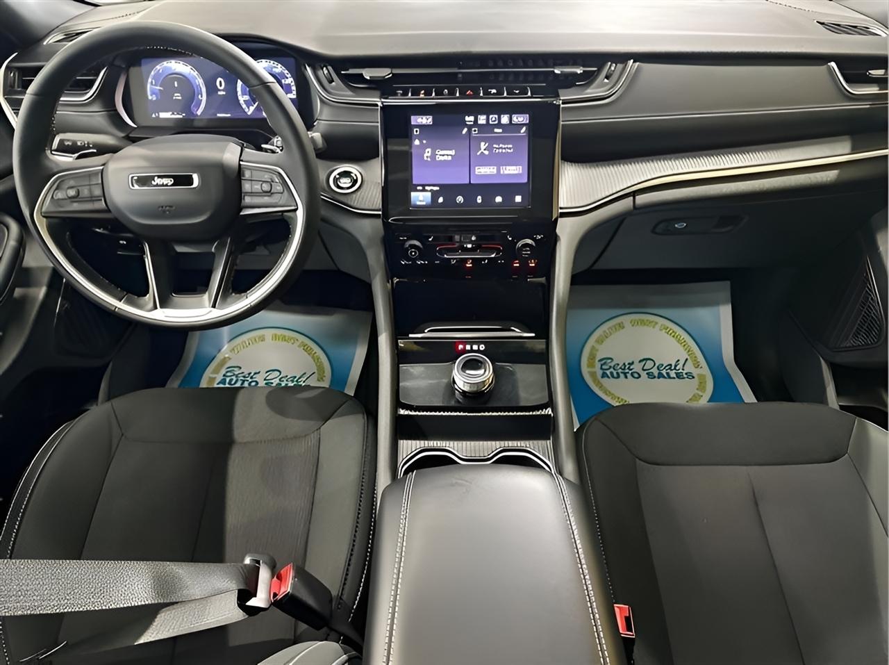 Jeep Grand Cherokee Laredo 4WD 2024