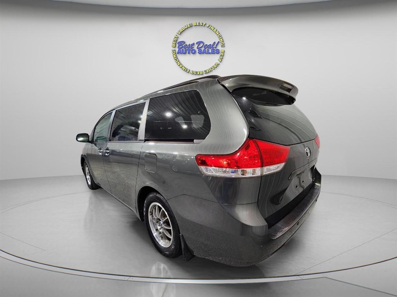 Toyota Sienna XLE FWD 8-Passenger V6 2014