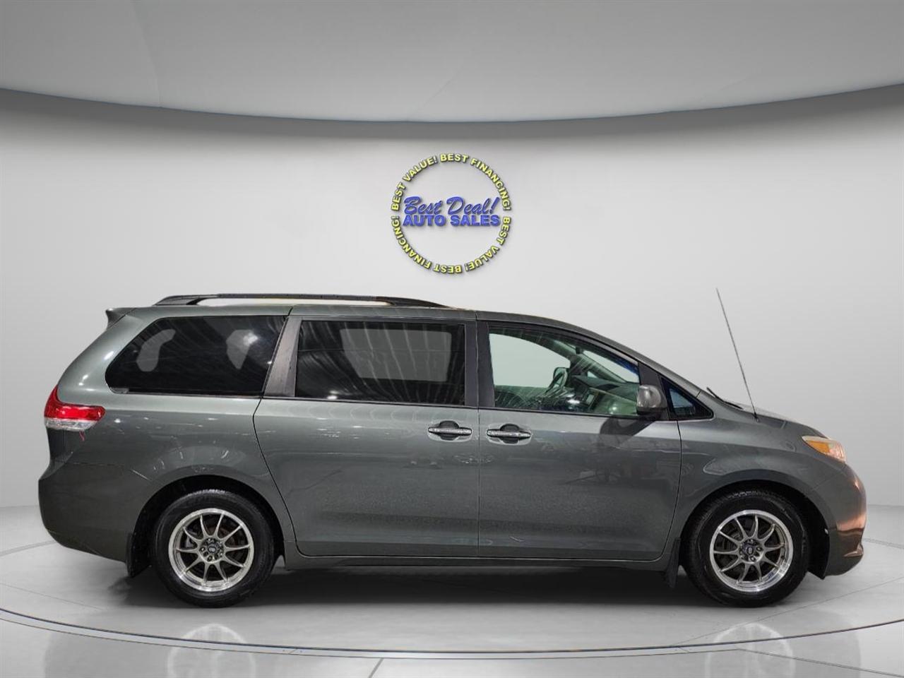 Toyota Sienna XLE FWD 8-Passenger V6 2014