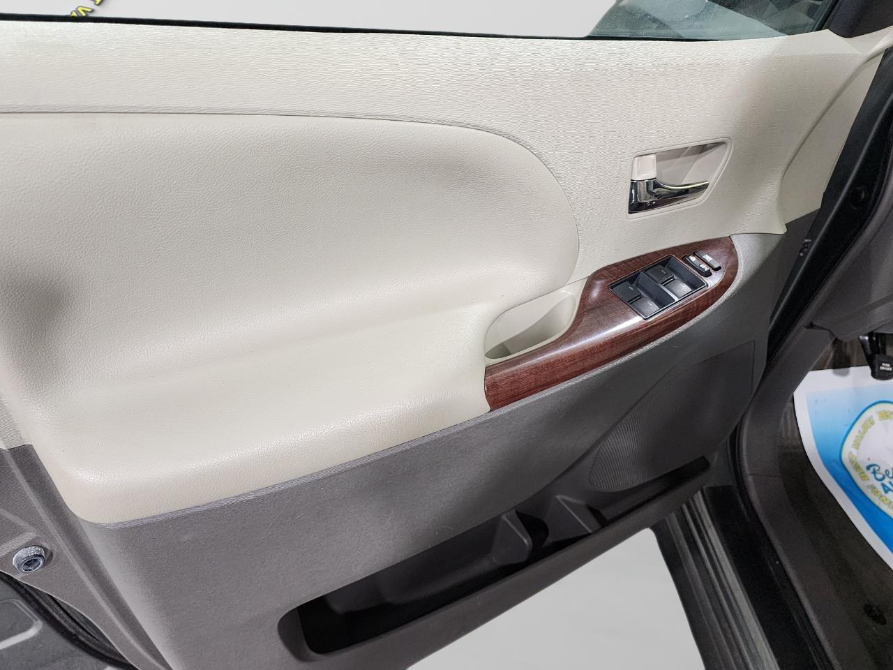 Toyota Sienna XLE FWD 8-Passenger V6 2014
