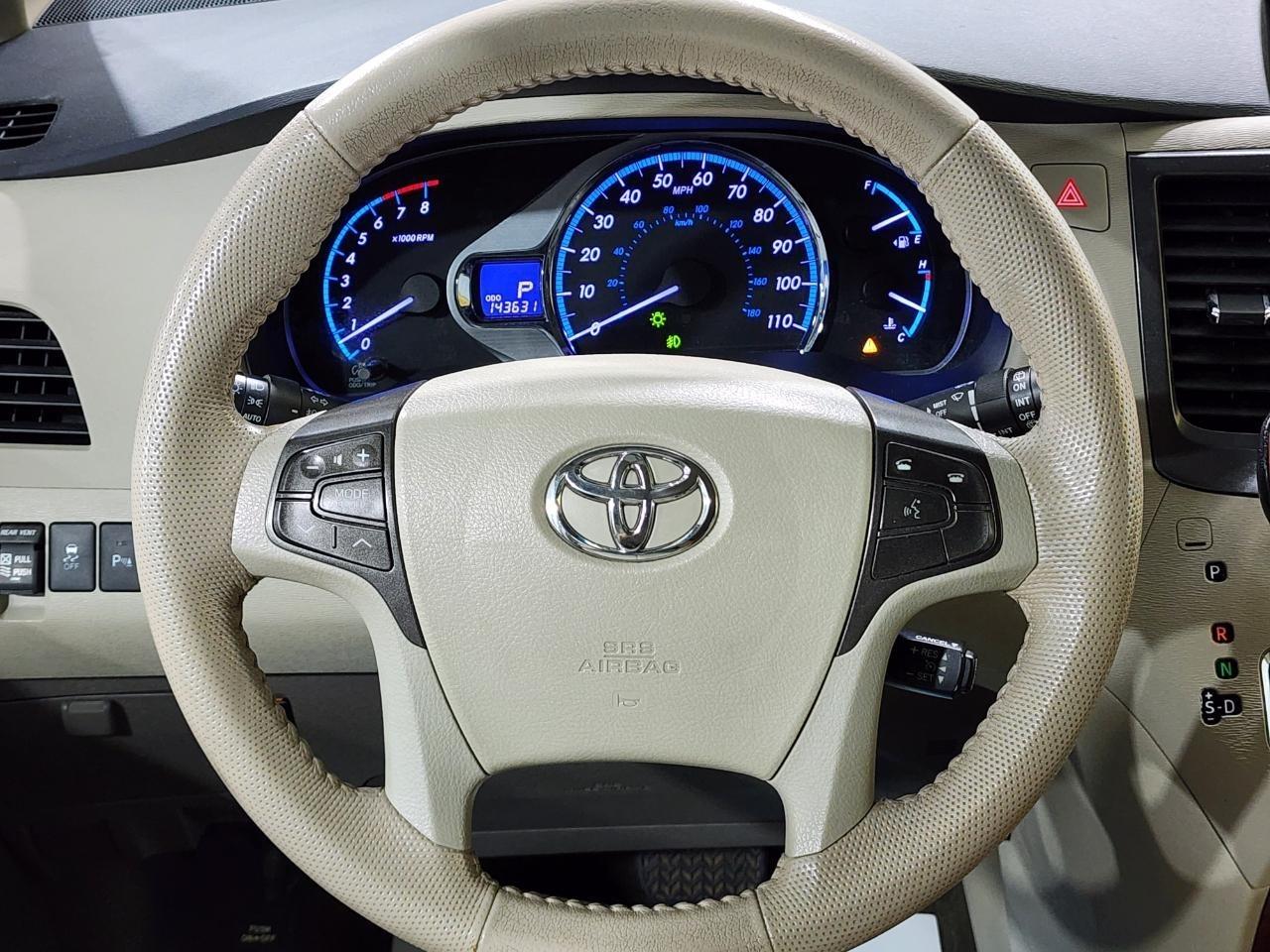 Toyota Sienna XLE FWD 8-Passenger V6 2014