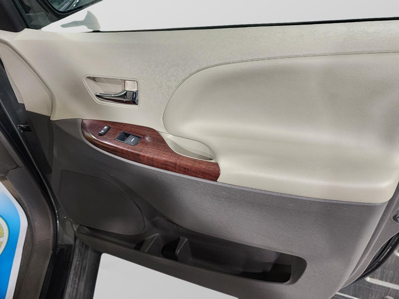 Toyota Sienna XLE FWD 8-Passenger V6 2014