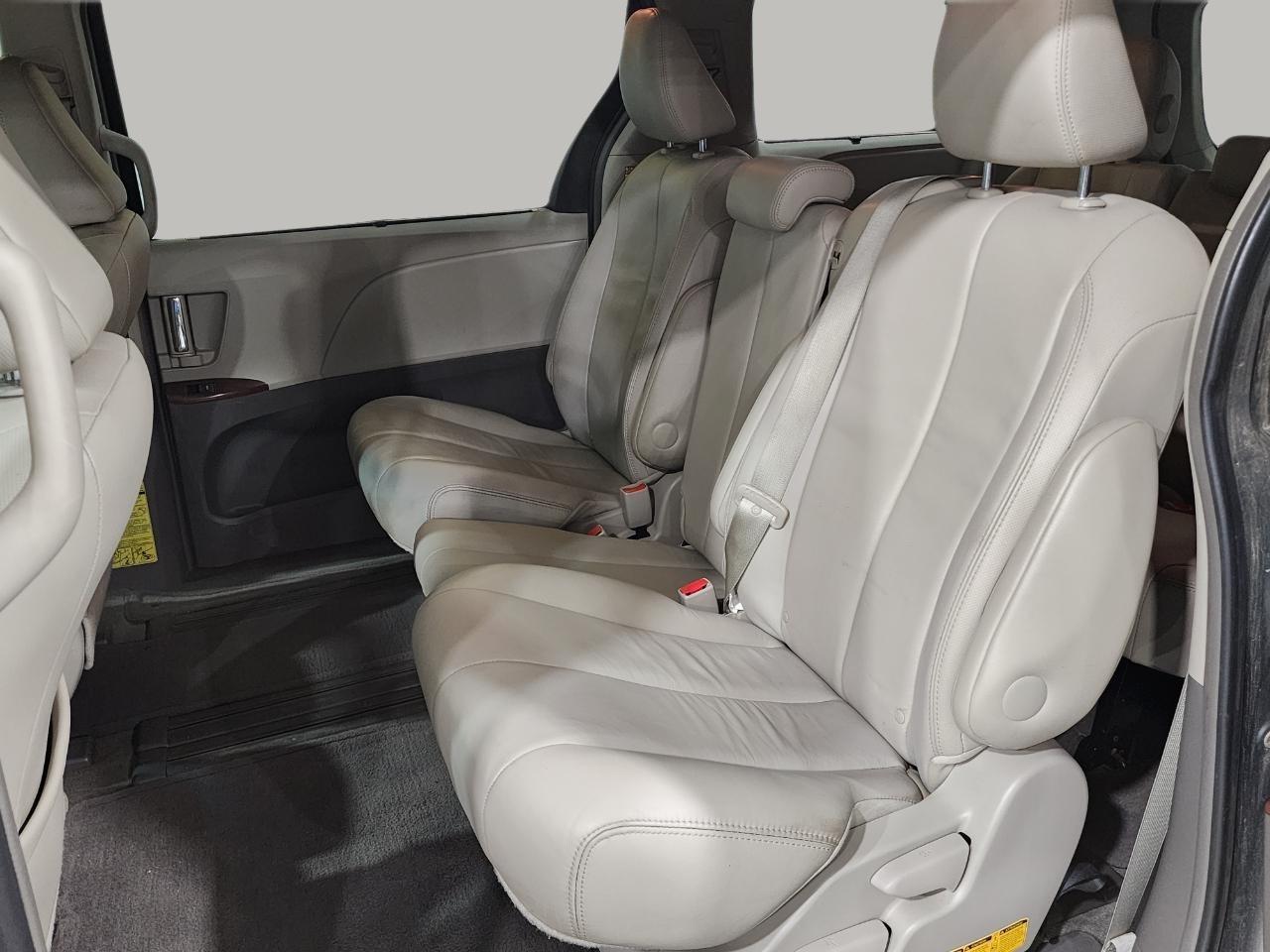 Toyota Sienna XLE FWD 8-Passenger V6 2014