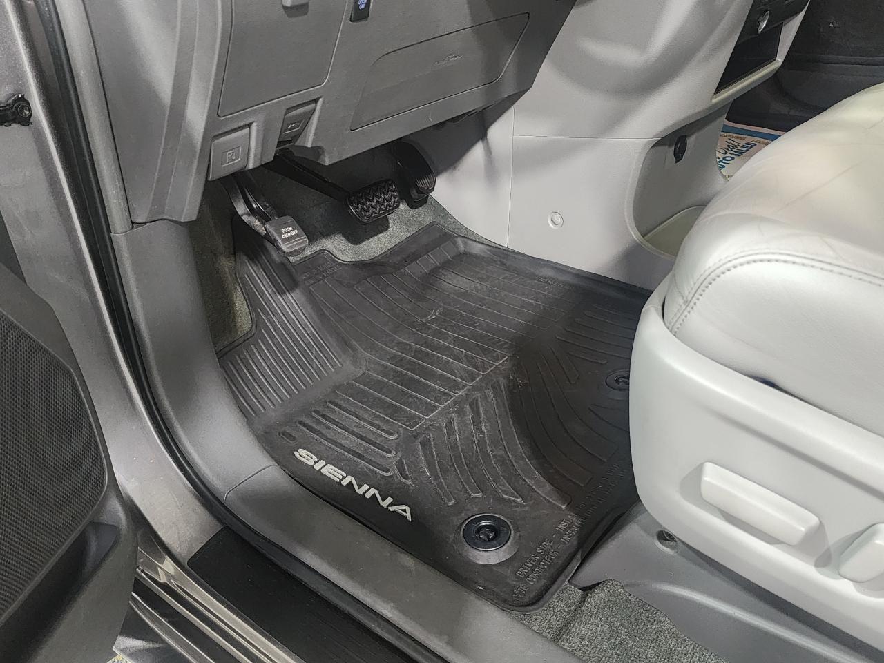 Toyota Sienna XLE 7-Passenger AWD 2017