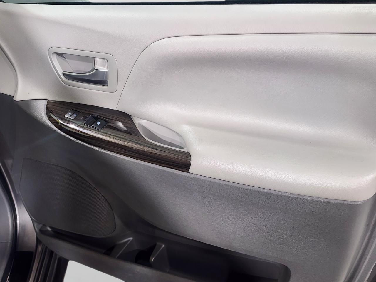 Toyota Sienna XLE 7-Passenger AWD 2017
