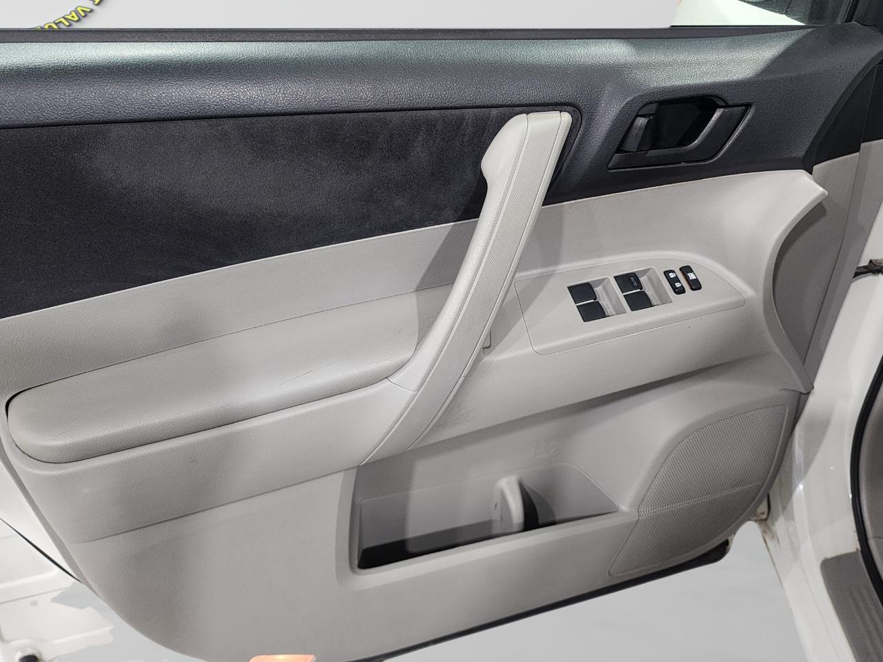 Toyota Highlander Base 4WD 2008