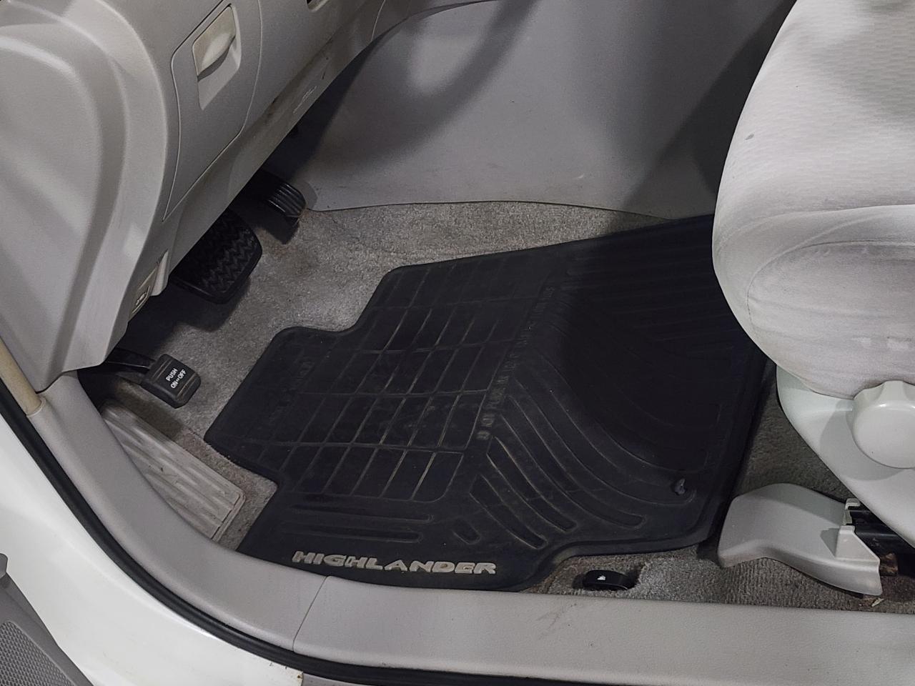 Toyota Highlander Base 4WD 2008