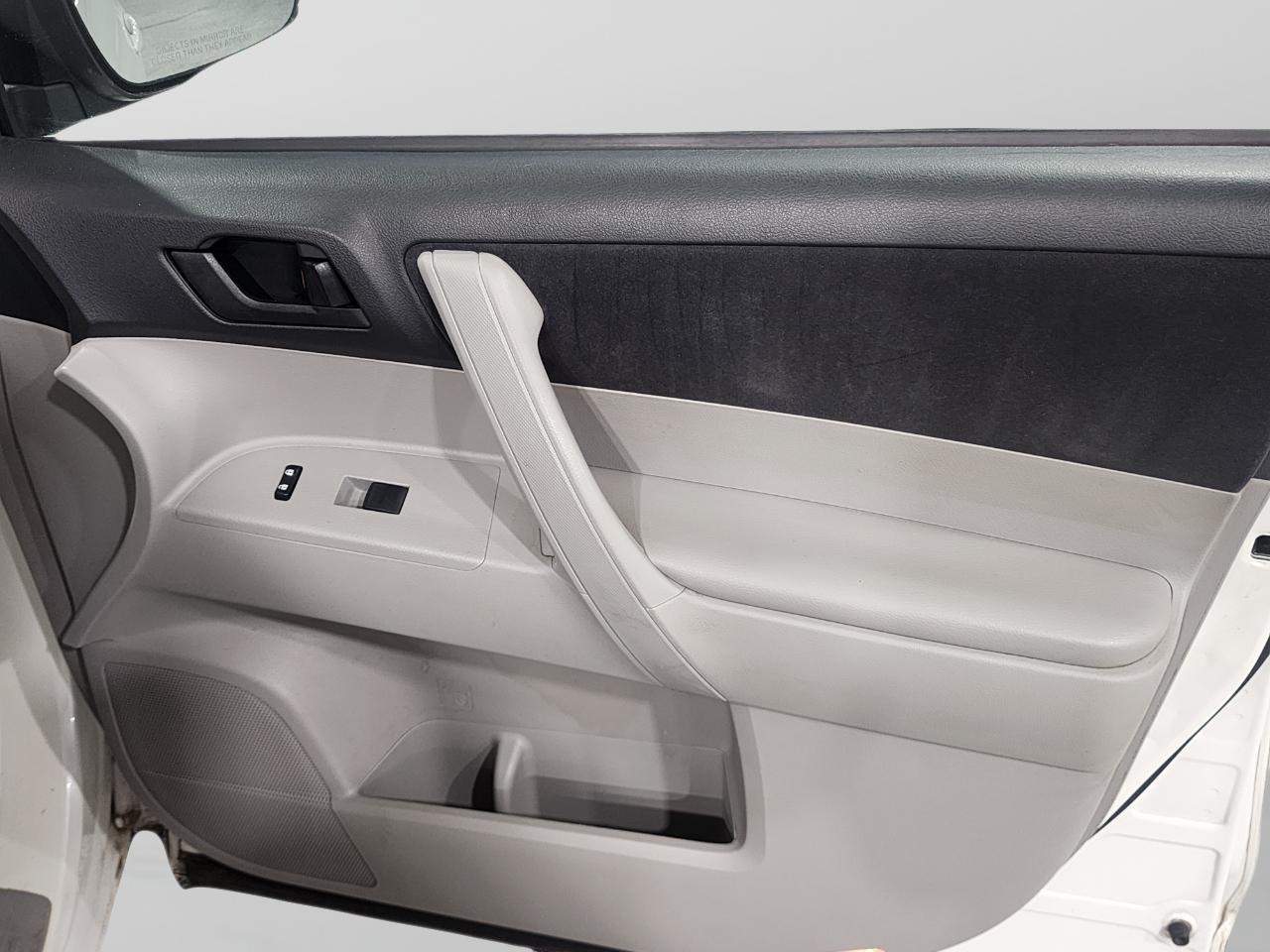 Toyota Highlander Base 4WD 2008