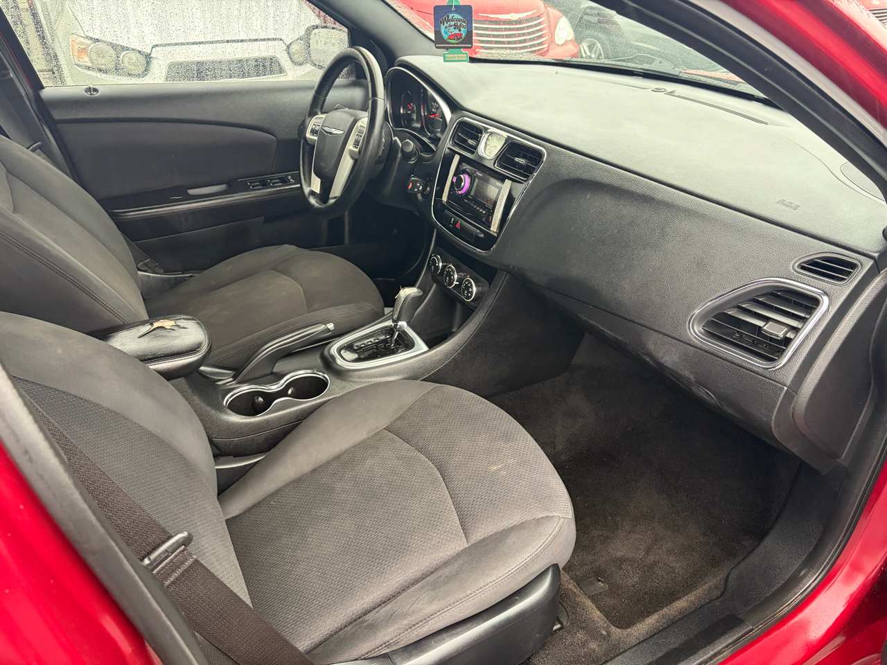 Chrysler 200 4dr Sdn Touring 2012